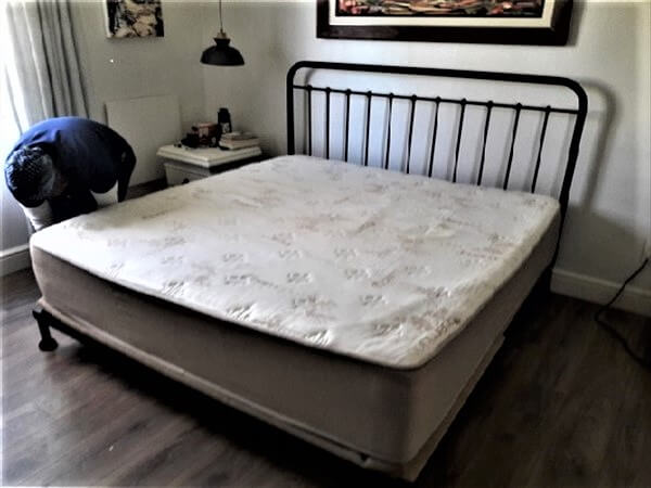 metal bed image