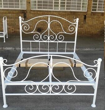 metal bed image