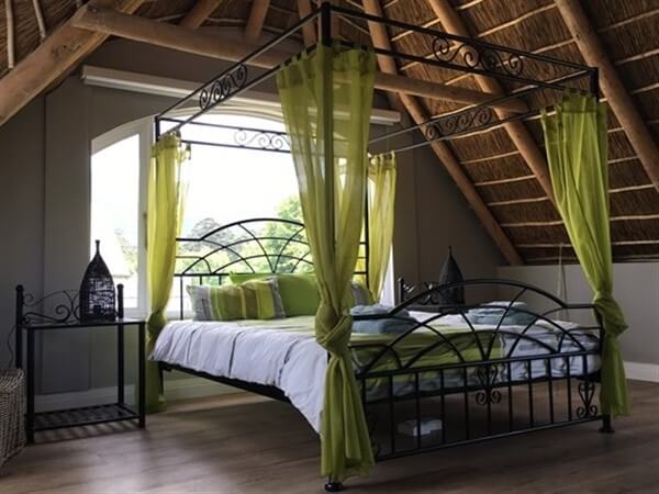 moniz 4 post bed image